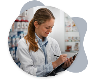 Photo d'une pharmacienne en train d'écrire sur un clipboard